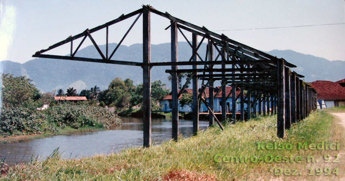 Estrutura do antigo embarcadouro de bananas, na extremidade da ferrovia, às margens do rio Juqueriquerê