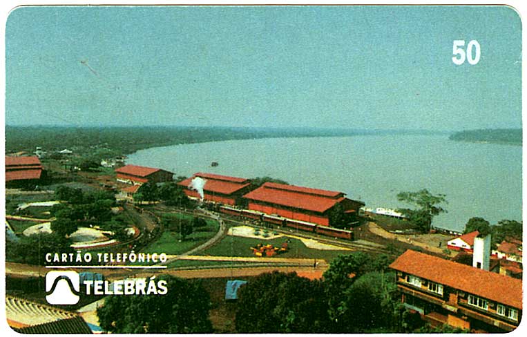 Panorâmica da praça da estação e parte do complexo ferroviário da ferrovia Madeira-Mamoré, com o rio ao fundo, em antigo cartão telefônico da Telebrás