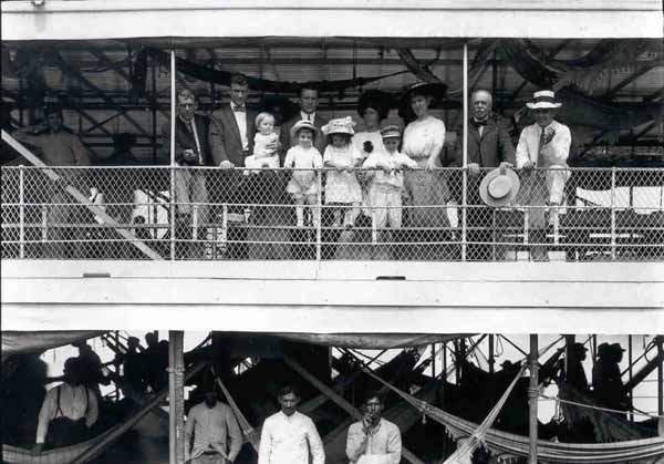 Grupo de americanos chegando a Porto Velho em navio a vapor