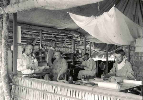 Engenheiros americanos e desenhista, durante a construção da ferrovia Madeira-Mamoré