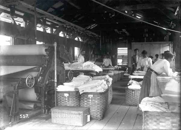 Interior da lavanderia a vapor em Porto Velho, durante a construção da ferrovia Madeira-Mamoré