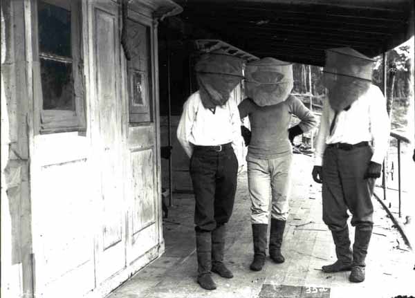Trabalhadores norte-americanos com proteção contra mosquitos, durante a construção da ferrovia Madeira-Mamoré