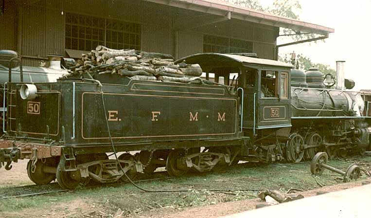 Locomotiva Pacific (4-6-2) nº 50 sendo abastecida com água através de uma mangueira fina, antes da partida do antigo trem turístico da ferrovia Madeira-Mamoré