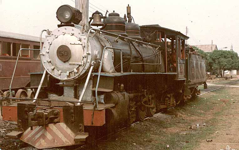 Locomotiva Pacific nº 50 vista de frente, ao lado de um vagão do trem turístico