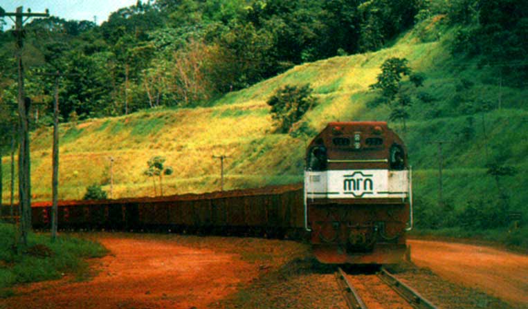 Trem de minério da Estrada de Ferro Trombetas