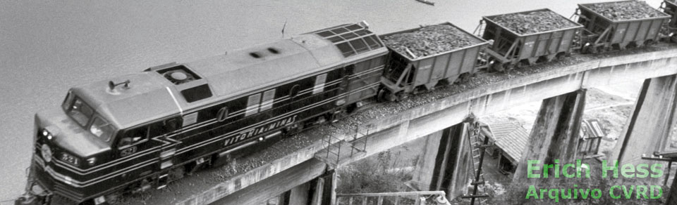 Locomotiva B12 com trem de minério sobre o viaduto do cais de Atalaia, em Vitória, para a descarga dos vagões