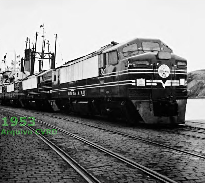 Locomotivas B12 desembarcadas em 1953 para a EFVM - Vitória a Minas, e já dispostas nos trilhos do porto