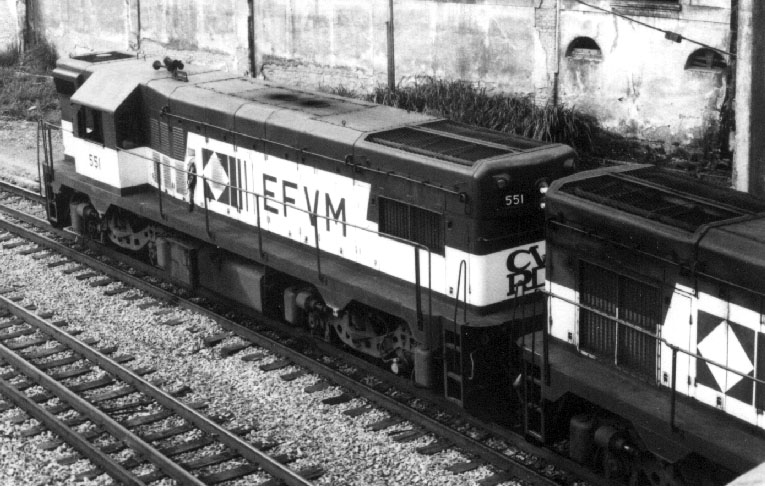 Vista superior da locomotiva nos trilhos da Estrada de Ferro Vit&oacute;ria a Minas