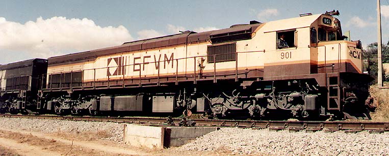 Locomotiva GT26CU2 da Estrada de Ferro Vit&oacute;ria a Minas, com padr&atilde;o de pintura que n&atilde;o foi aprovado