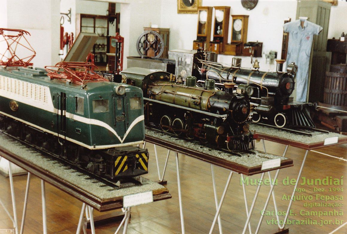 Ferreomodelos de locomotivas a vapor e elétrica, fotografados no Museu Ferroviário de Jundiaí em 1994