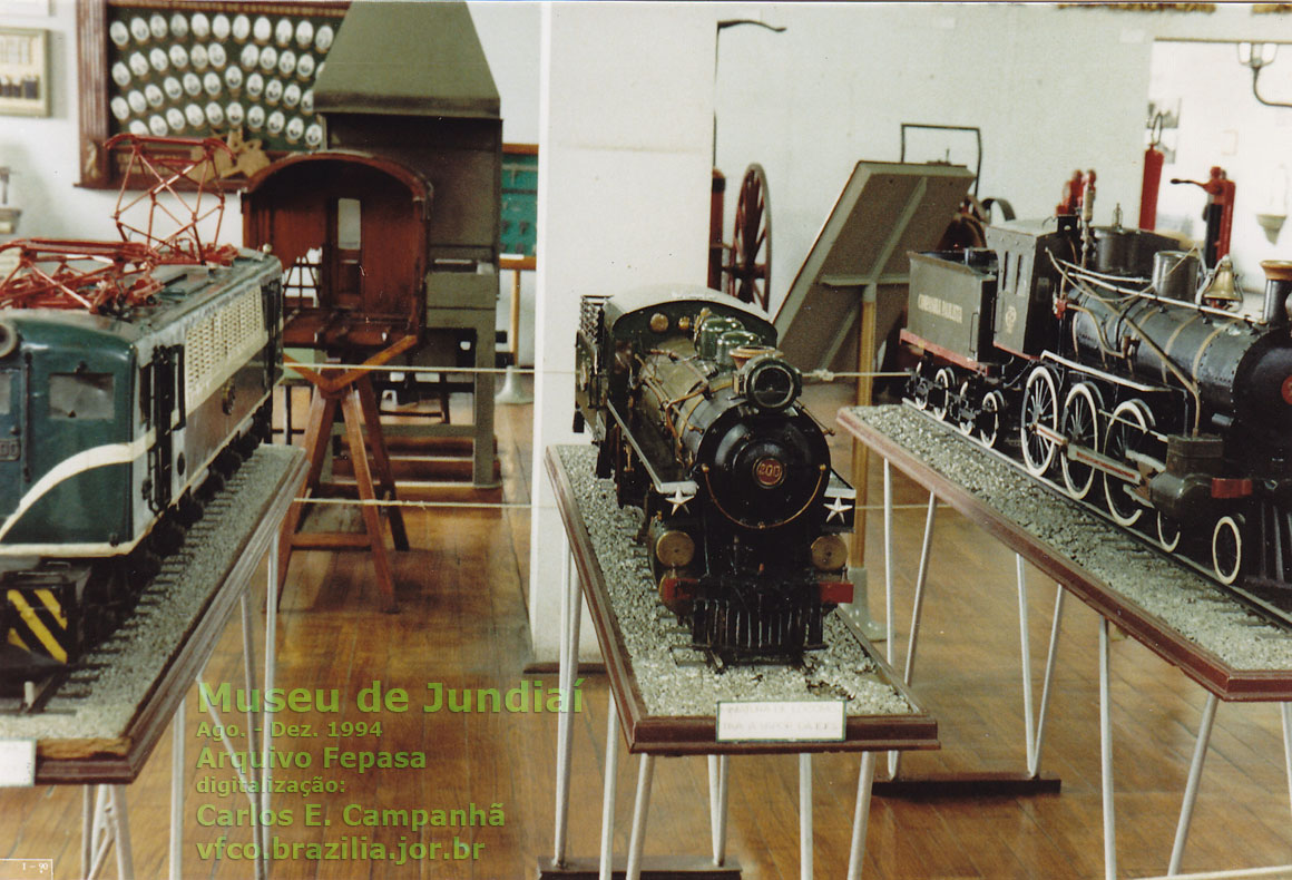 Outra vista dos ferreomodelos de locomotivas a vapor e elétrica, fotografados no Museu Ferroviário de Jundiaí em 1994