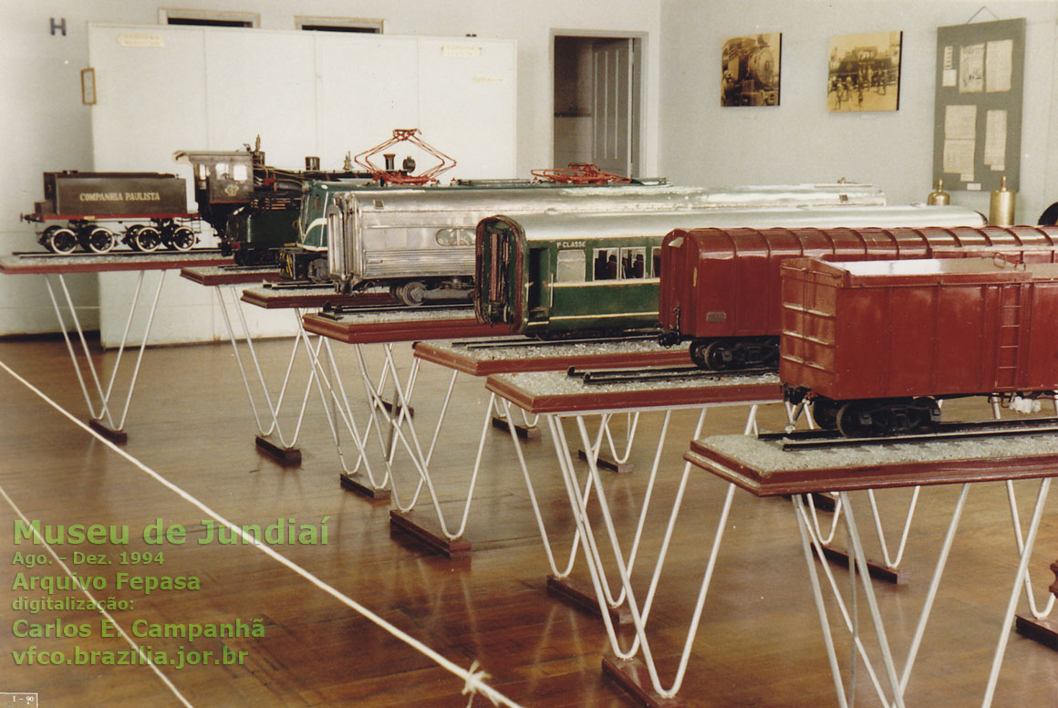 Ferreomodelos de vagões e de locomotiva a vapor, fotografados no Museu Ferroviário de Jundiaí em 1994