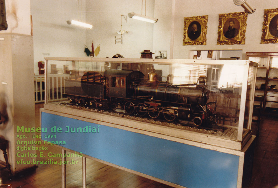 Ferreomodelo de locomotiva em vitrine, exposto no Museu Ferroviário de Jundiaí em 1994