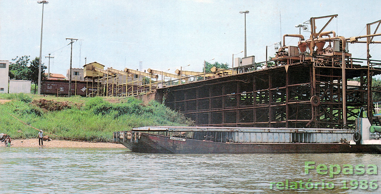 Transbordo de trigo da hidrovia para os vagões da Fepasa - Ferrovias Paulistas