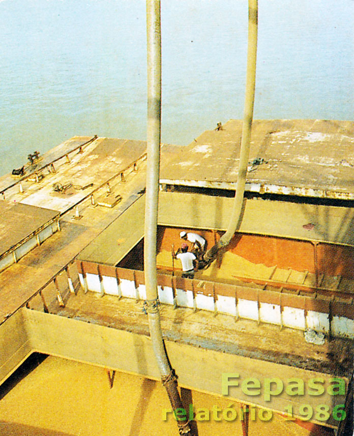 Aspiração (sucção) do trigo no porão das barcaças para os vagões da Fepasa