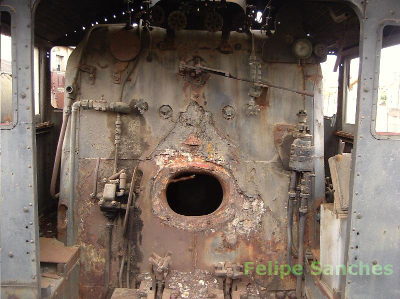 Vista do interior da cabine da locomotiva Skoda antes da reforma para o trem turístico
