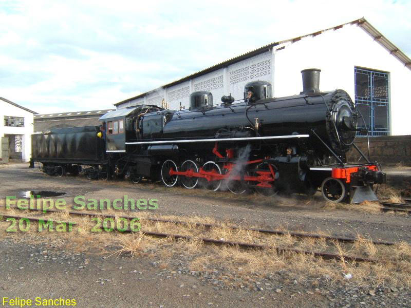 Outra vista da locomotiva Skoda tipo 2-10-2 Santa Fé, número 201, reformada para o trem turístico, fotografada em 20 de Março de 2006