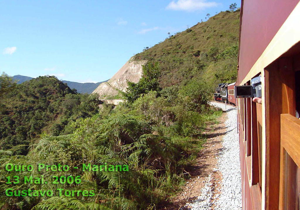 O trem turístico na subida e em curva: resistência nos trilhos, esforço extra para a locomotiva