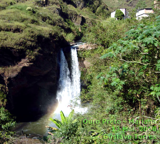 Cachoeira ao lado do trajeto do trem