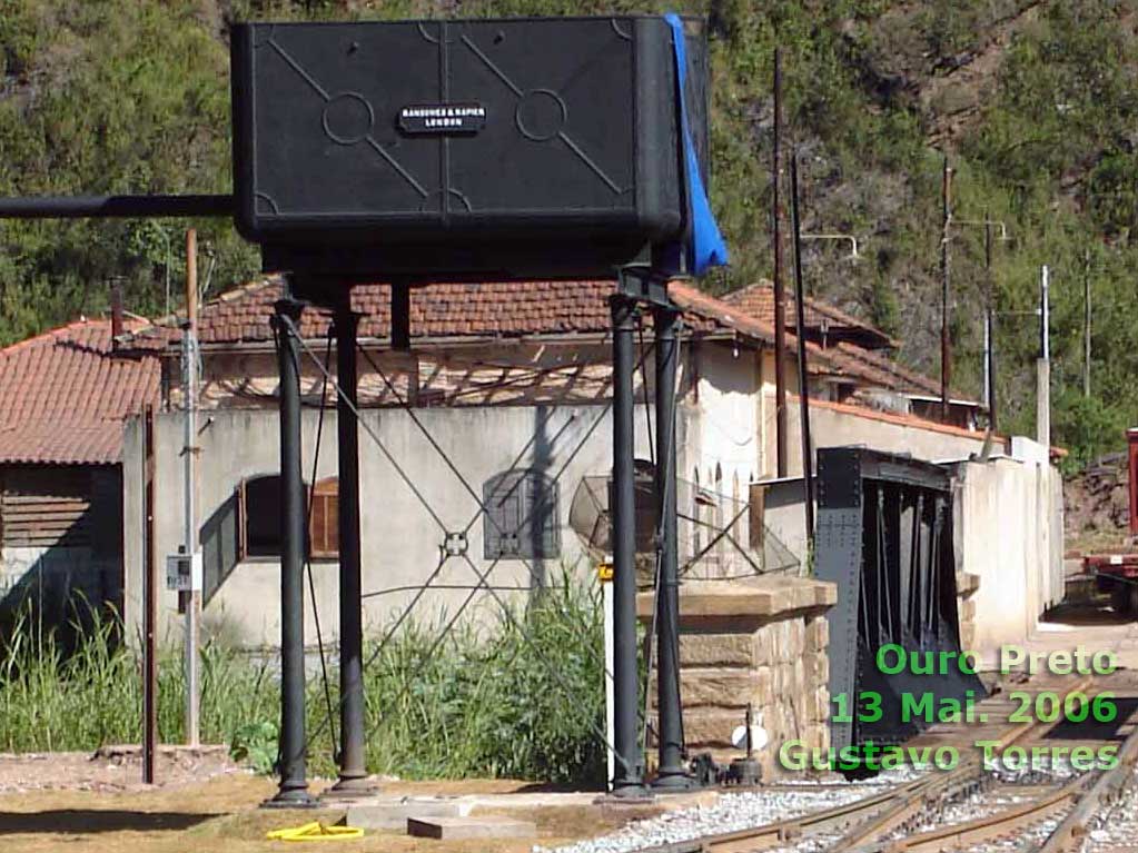 Caixa d'água junto aos trilhos da estação ferroviária de Ouro Preto em 2006