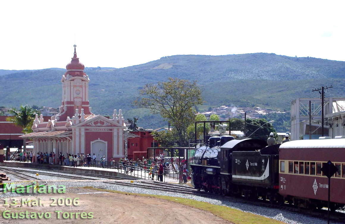 O Trem da Vale na estação ferroviária de Mariana em 2006. Observe a caixa d'água na extremidade da plataforma, à esquerda, onde irá parar a locomotiva