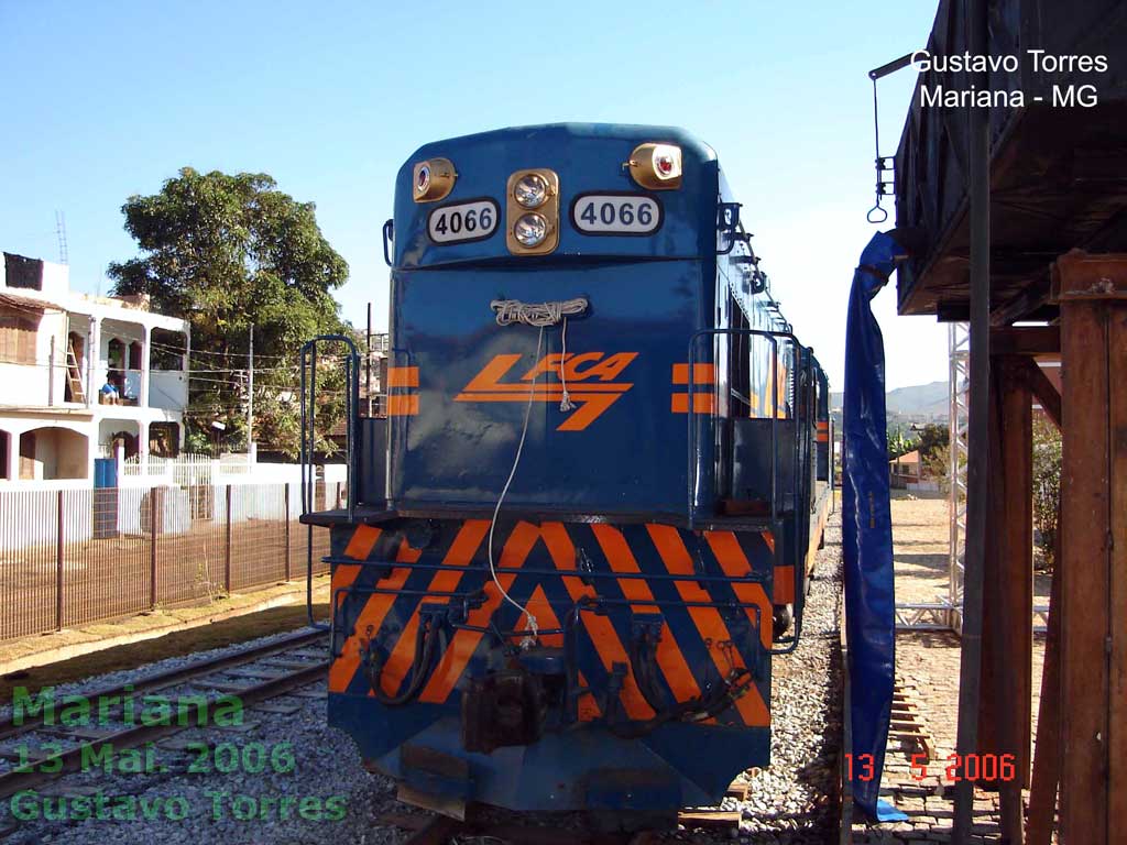 Caixa d'água da estação ferroviária de Mariana, com a "tromba" flexível para abastecimento da locomotiva a vapor
