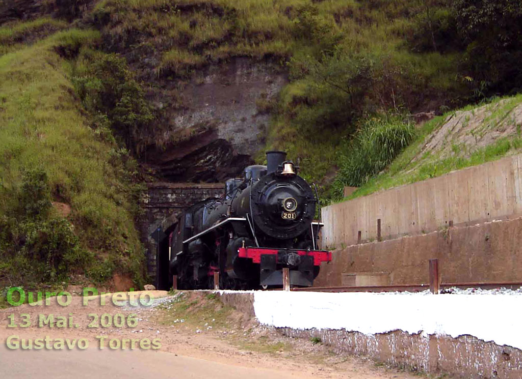 A locomotiva Santa Fé com o trem turístico na saída do túnel em Ouro Preto