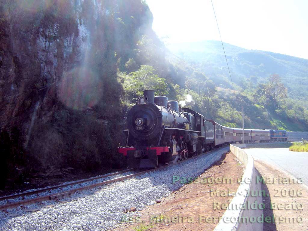 O trem turístico na Passagem de Mariana: locomotiva a vapor no comando, locomotiva a diesel no auxílio de cauda
