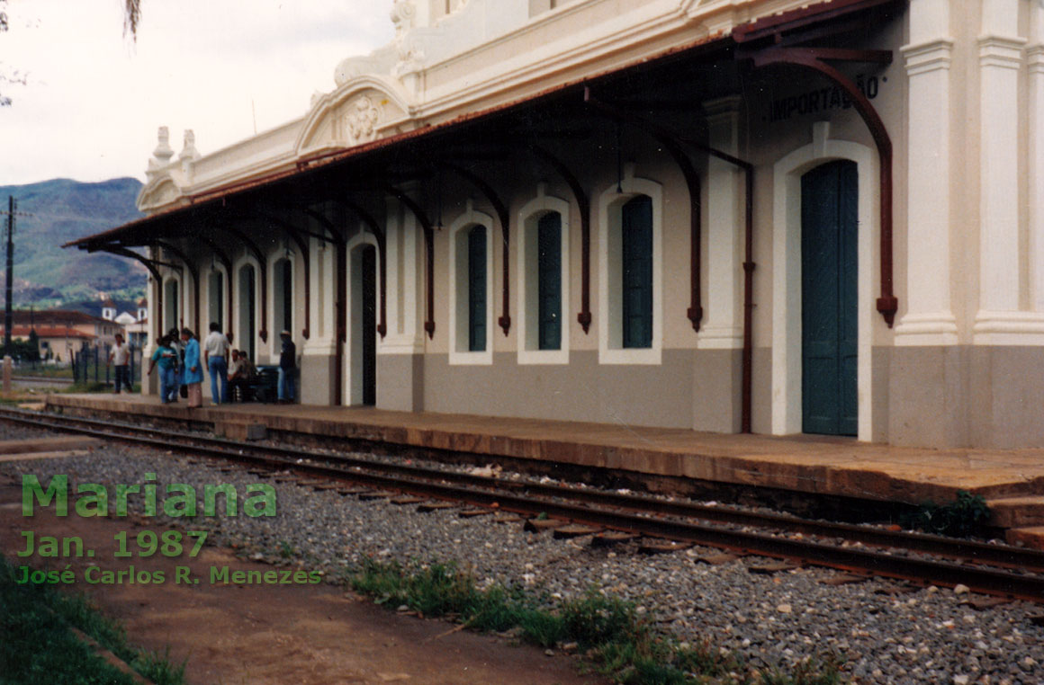 Plataforma da estação ferroviária de Mariana