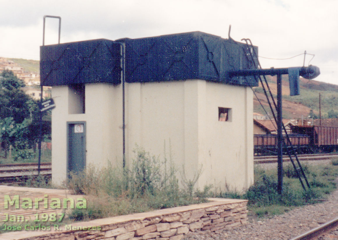 Detalhe das caixas d'água na estação ferroviária de Mariana (Foto: José Carlos Reis Menezes, Jan-1987)