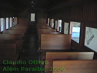 Interior de um vagão reformado, já com os bancos de madeira