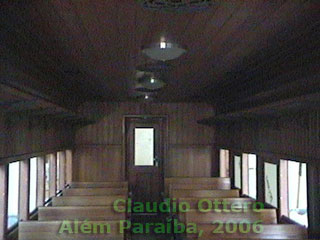 Interior do vagão, com as luminárias no teto