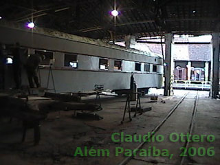 Vagão no início da reforma, na rotunda de locomotivas das oficinas ferroviárias de Além Paraíba