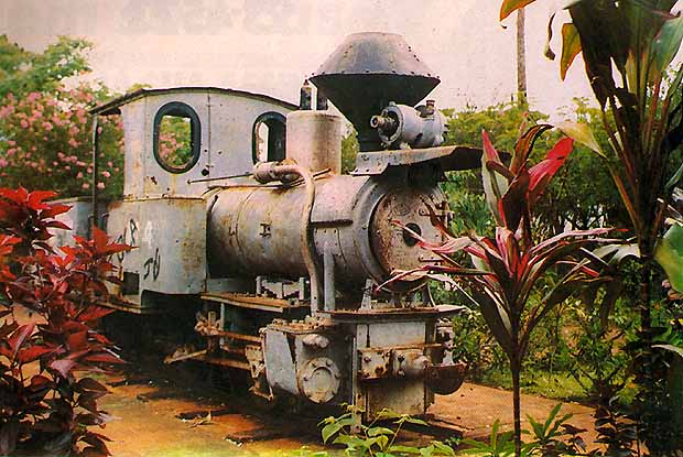 Locomotiva da antiga Estrada de Ferro Mate Laranjeira, preservada como monumento