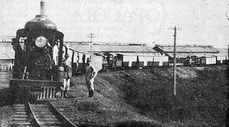 Locomotiva preparando-se para tracionar um trem da Estrada de Ferro Mate Laranjeira, na saída de Guaíra