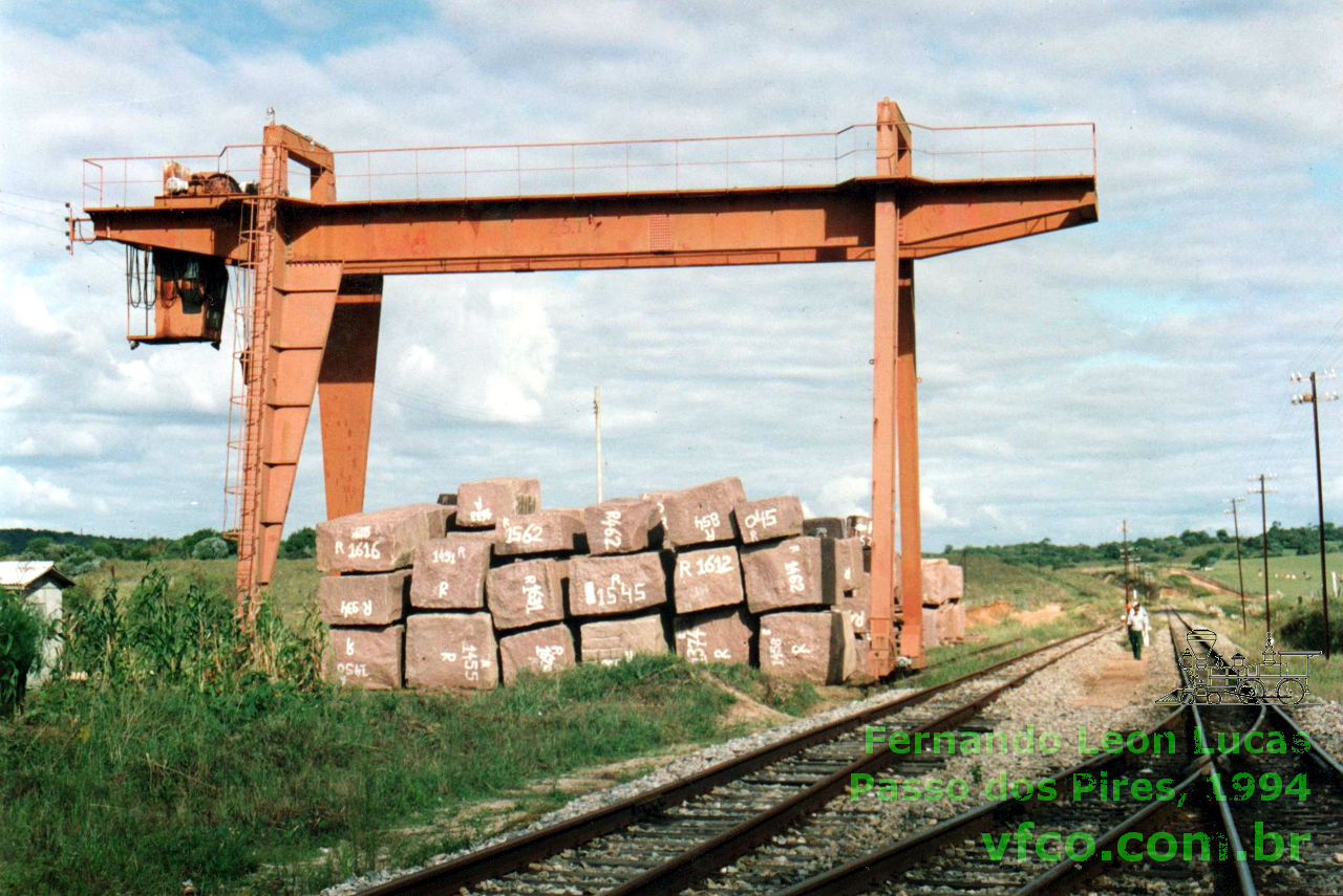 Ponte rolante para carregamento de vagões prancha RFFSA com blocos de granito