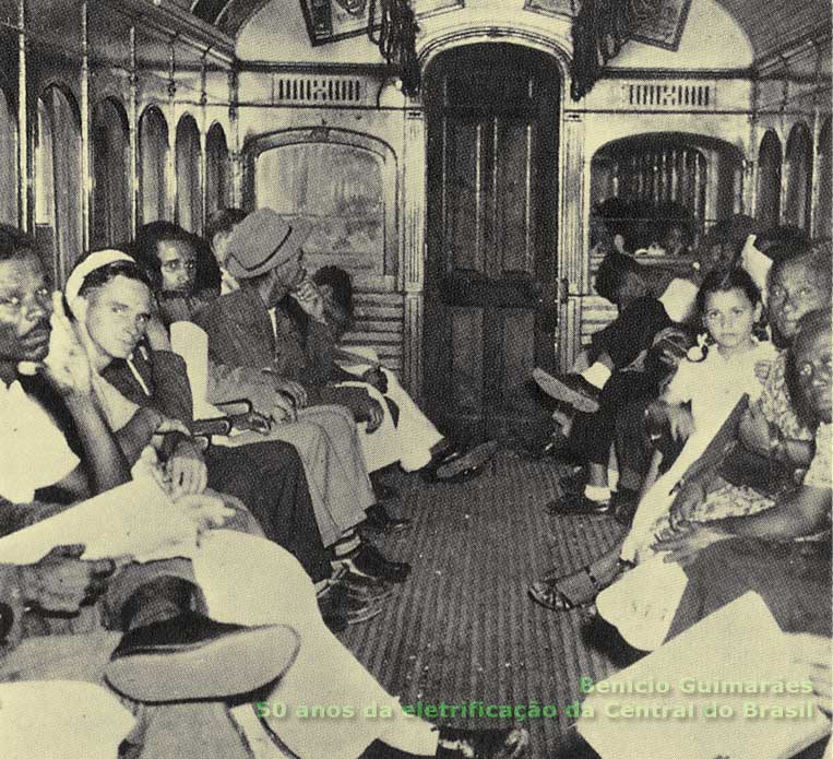 Estrada de Ferro Central do Brasil | Os 50 anos da eletrificação dos trens de subúrbios do Rio de Janeiro - 1937-1987 | página 19, foto 1 - Passageiros dos trens de subúrbios