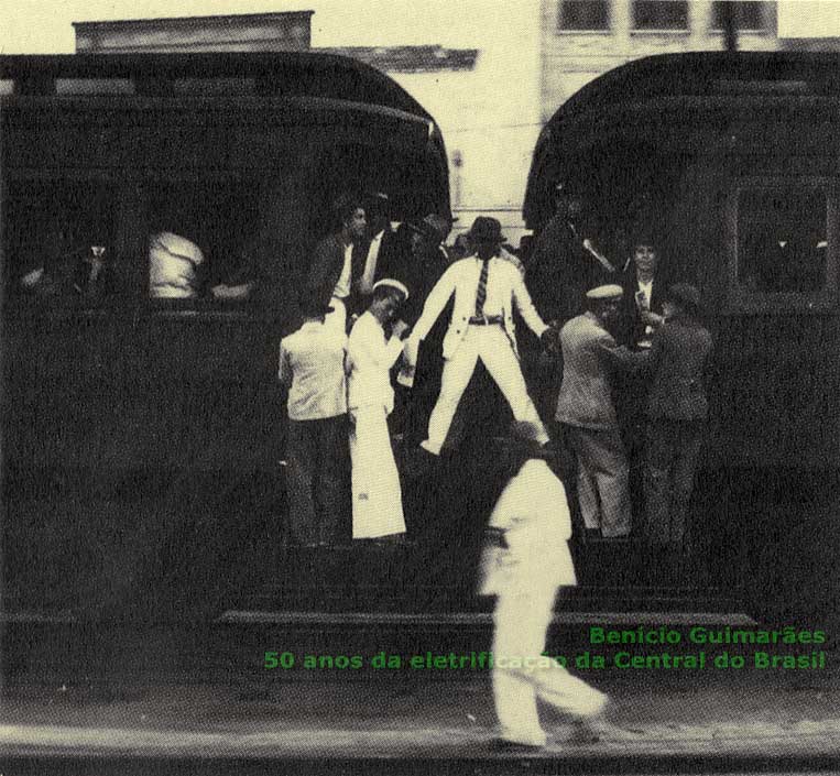 Estrada de Ferro Central do Brasil | Os 50 anos da eletrificação dos trens de subúrbios do Rio de Janeiro - 1937-1987 | página 19, Foto 2 - Pingentes nos trens de madeira