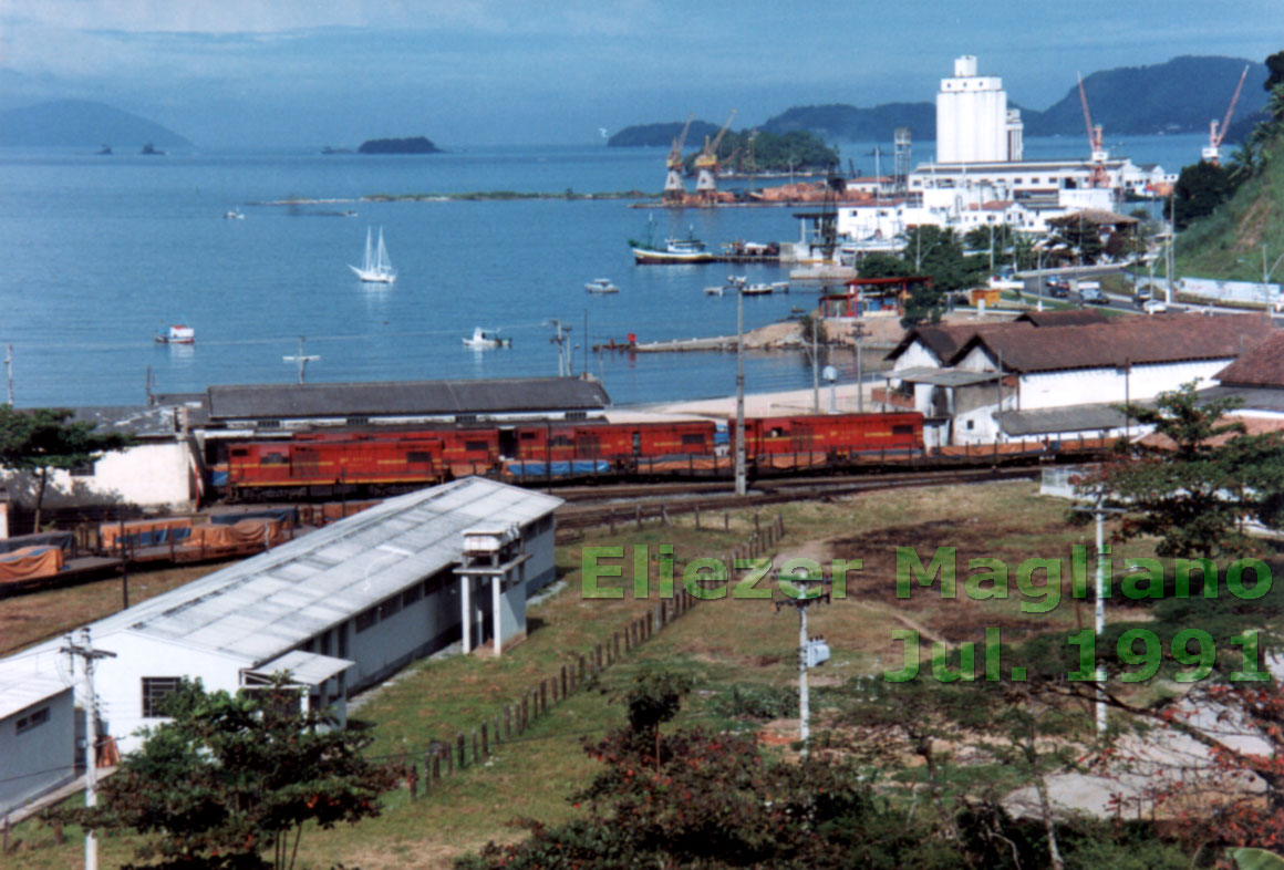 Vista parcial do pátio ferroviário de Angra dos Reis, com o porto ao fundo