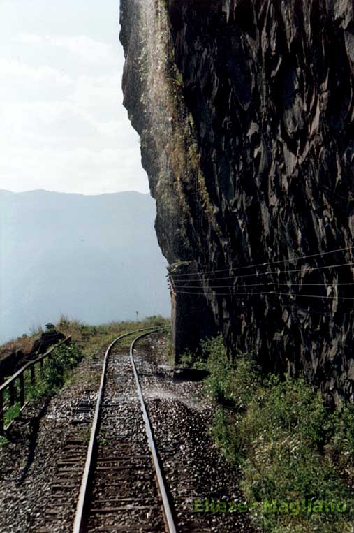 Chuveirinho: antigo túnel ferroviário, visto do último vagão do trem turístico