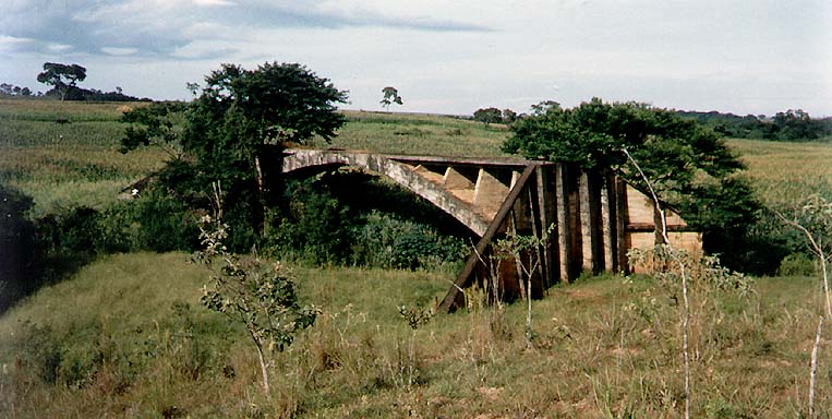 Ponte ferroviária não concluída, entre Patos de Minas e Lagoa Formosa