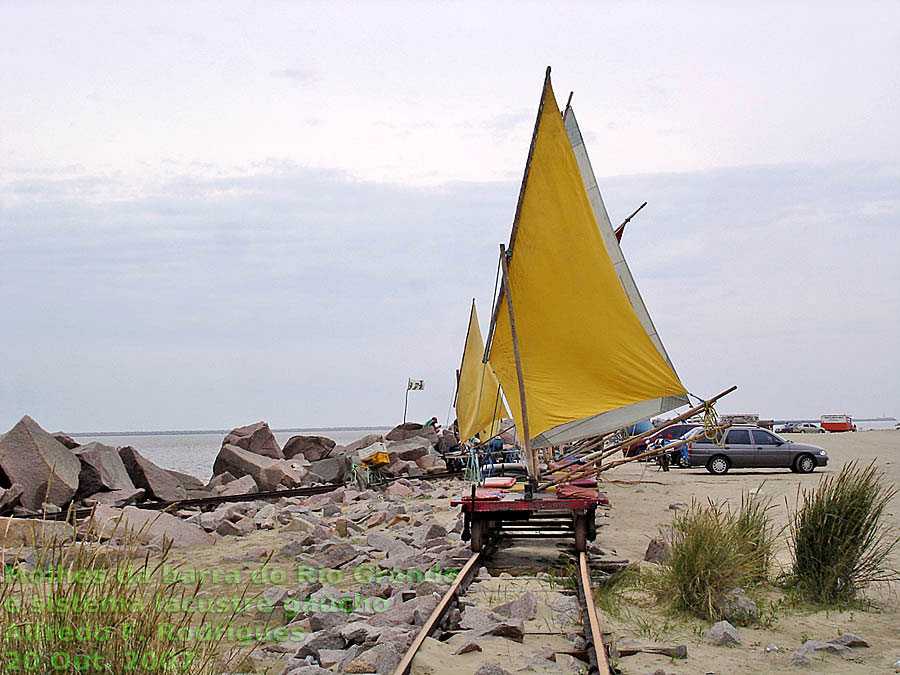 Pequenos vagões permitem ao turista velejar nos trilhos dos molhes da barra do Rio Grande