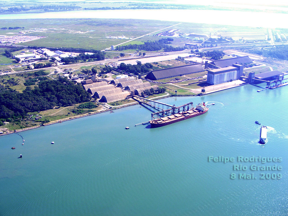 Vista aérea dos terminais graneleiros Termasa e Tergrasa, no porto de Rio Grande