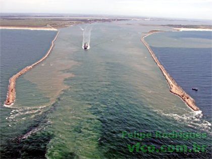 Vista aérea do canal dos molhes da barra do Rio Grande