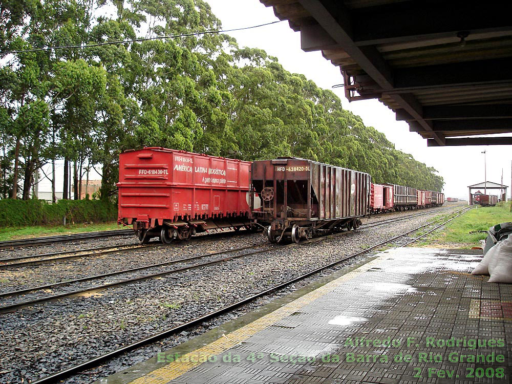Vagões no pátio ferroviário da estação da Quarta Seção da Barra de Rio Grande