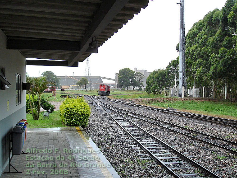 Pátio ferroviário da estação da Quarta Seção da Barra de Rio Grande, vendo-se ao fundo os terminais graneleiros do porto