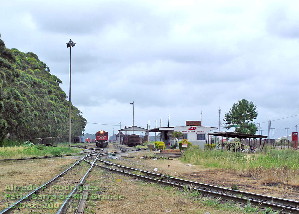 Extremidade nordeste do pátio ferroviário, com os trilhos que levam os trens aos ramais portuários