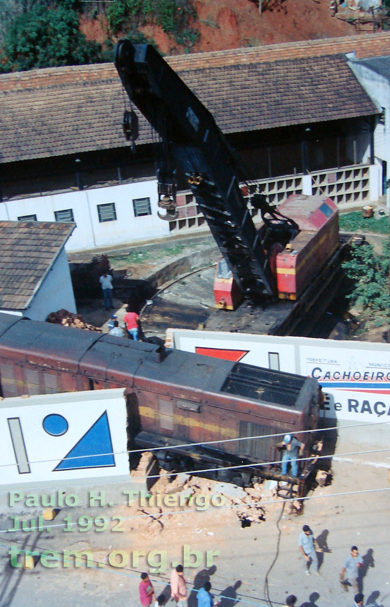 Guindaste Orton de 125 toneladas posicionado no girador para o resgate da locomotiva U13B nº 2432