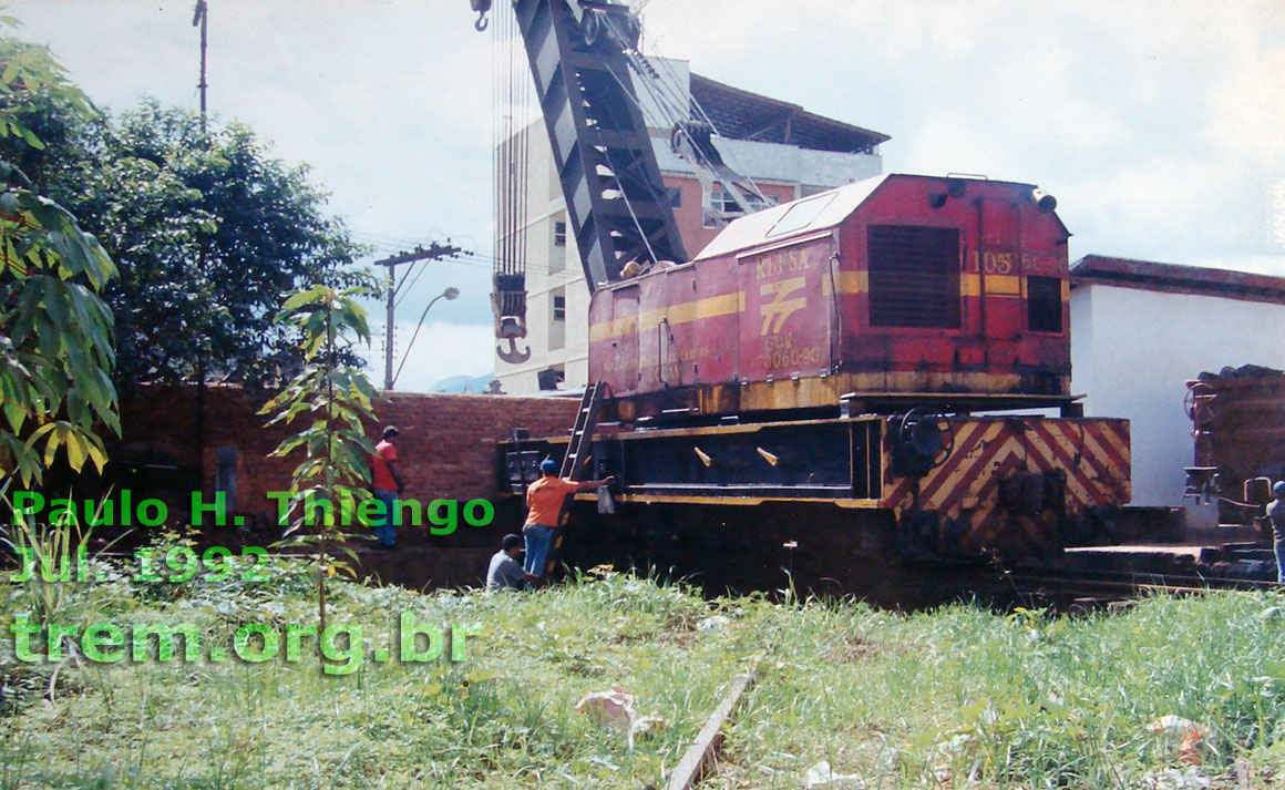 Guindaste Orton de 125 toneladas posicionado para o resgate da locomotiva U13B nº 2432, visto da extremidade do pátio ferroviário