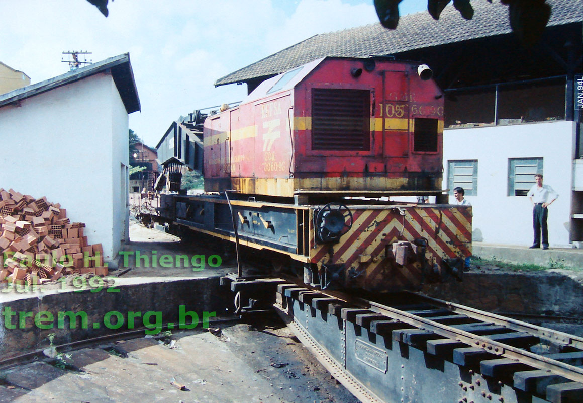 Entrada do guindaste ferroviário Orton de 125 toneladas no girador de locomotivas de Cachoeiro de Itapemirim